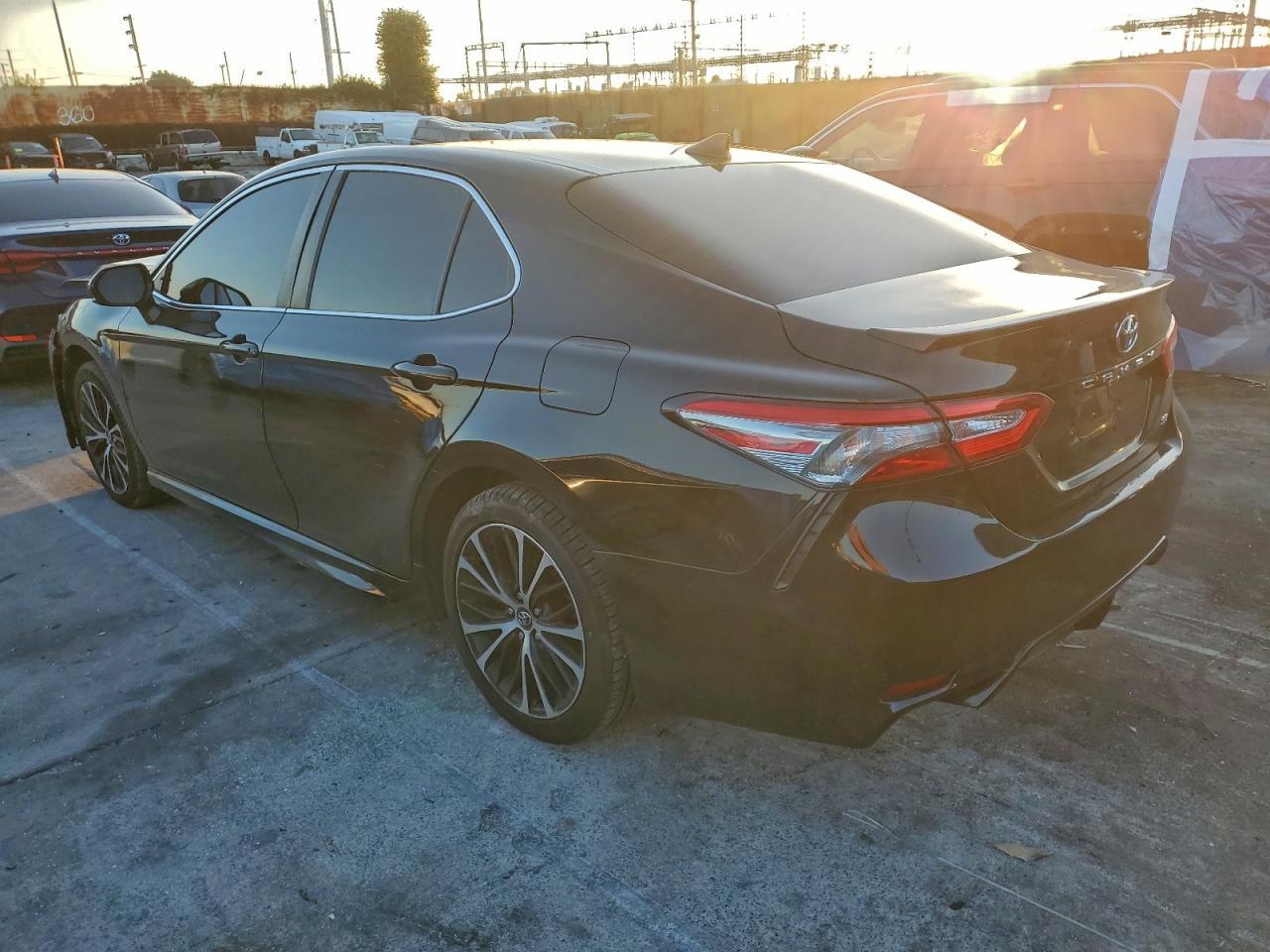 2019 Toyota Camry L - Фото 2