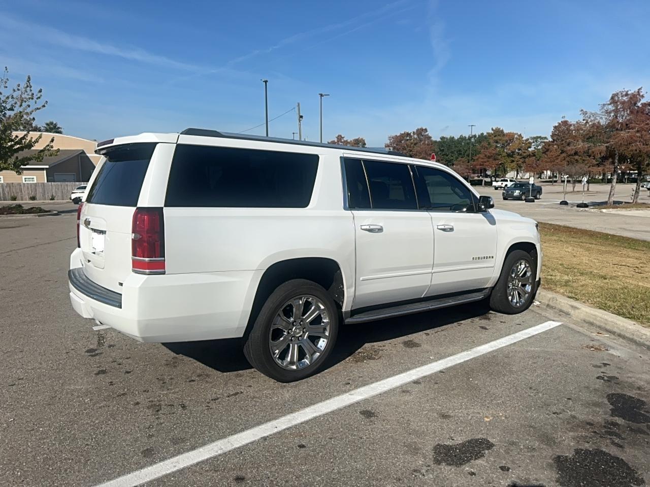 2017 Chevrolet Suburban C1500 Premier - Image 4