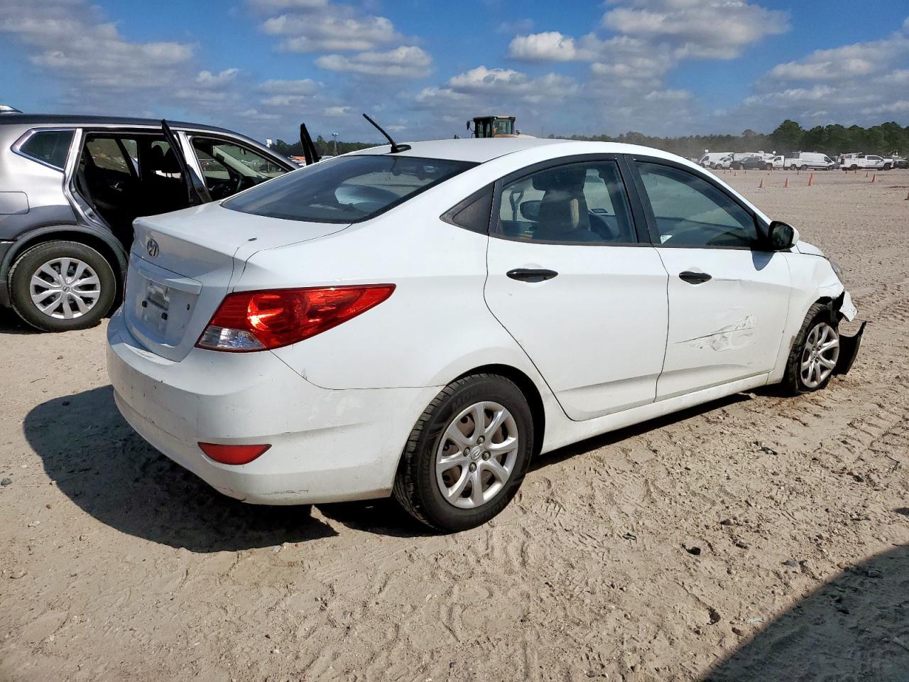2013 Hyundai Accent Gls - Фото 3