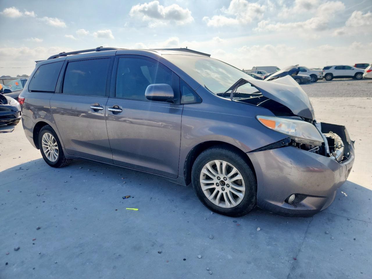 2016 Toyota Sienna Xle - Image 4
