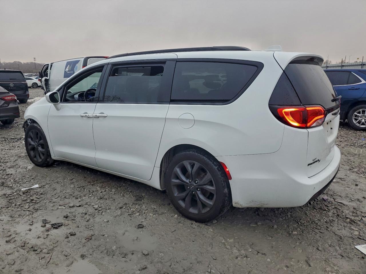 2020 Chrysler Pacifica Touring L - Фото 2