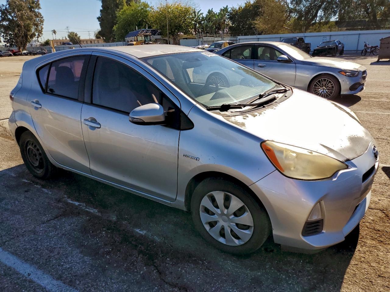 2012 Toyota Prius C One - Фото 4