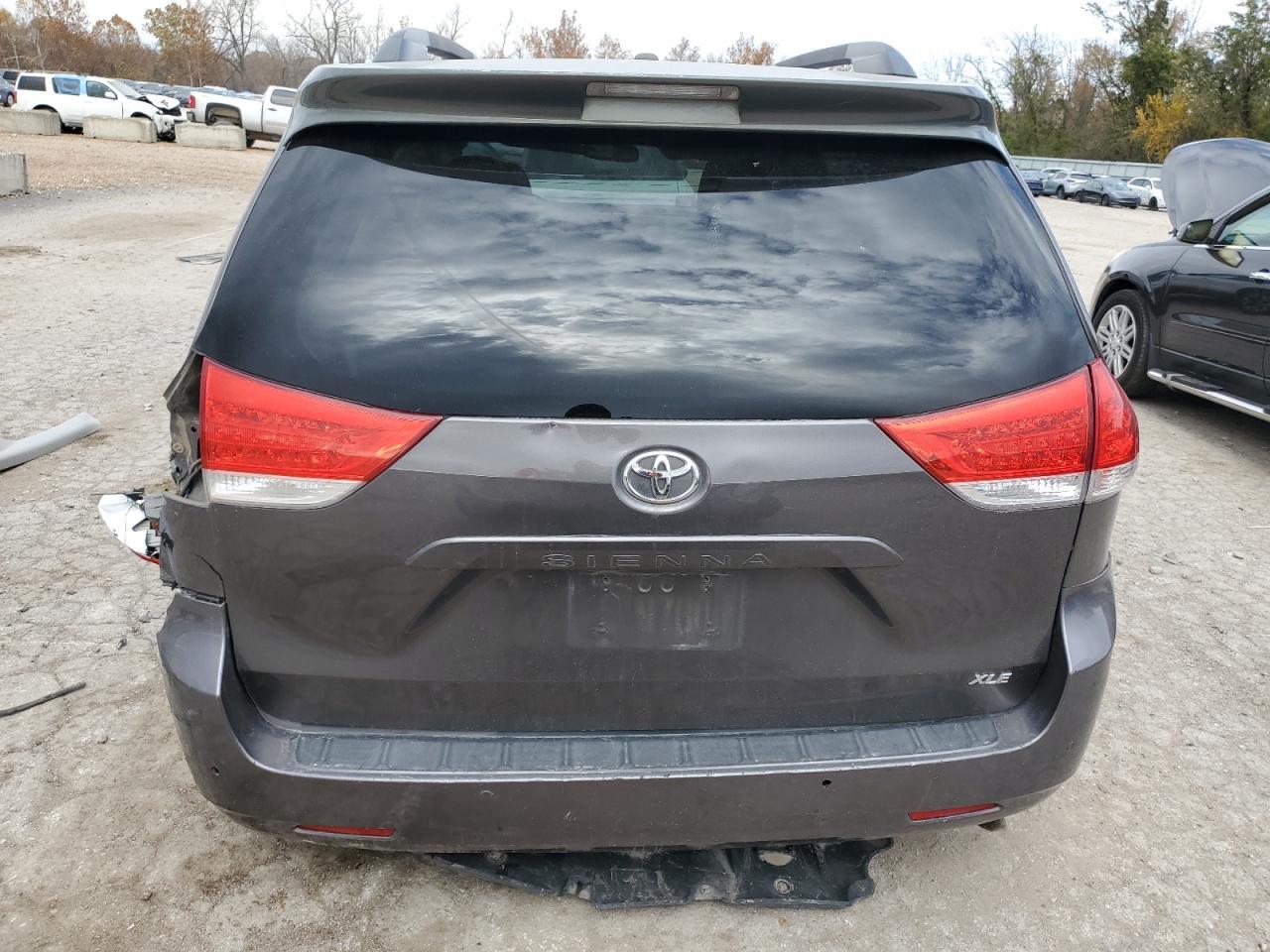 2013 Toyota Sienna Xle - Image 6
