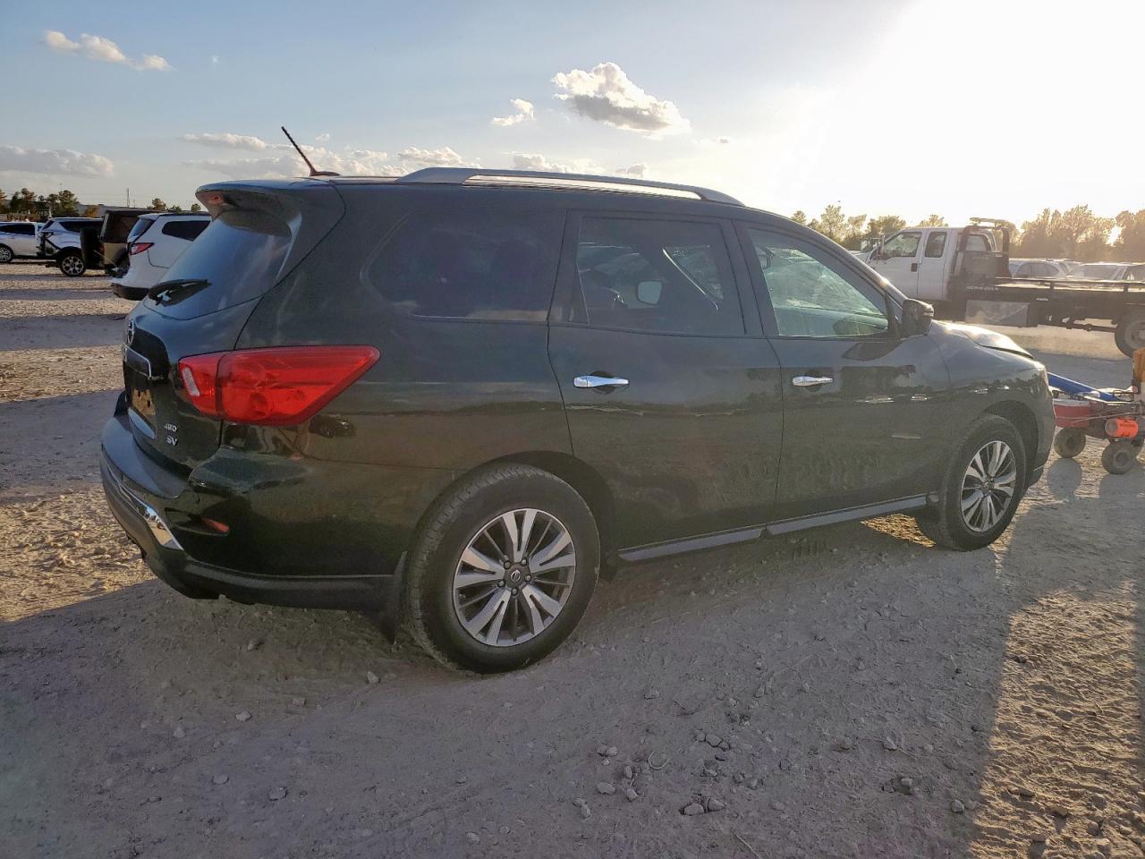 2018 Nissan Pathfinder S - Фото 3