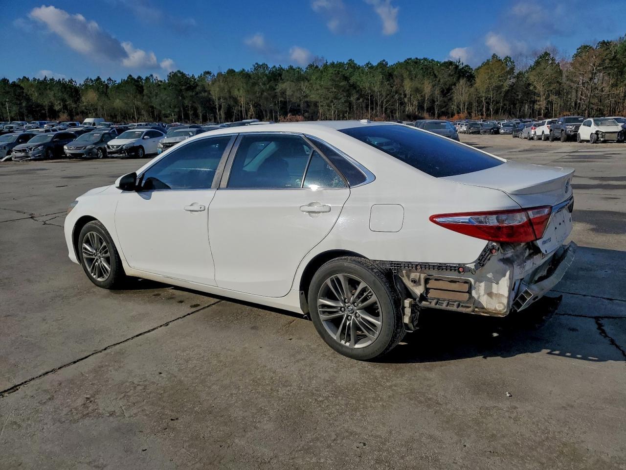 2016 Toyota Camry Le - Фото 2
