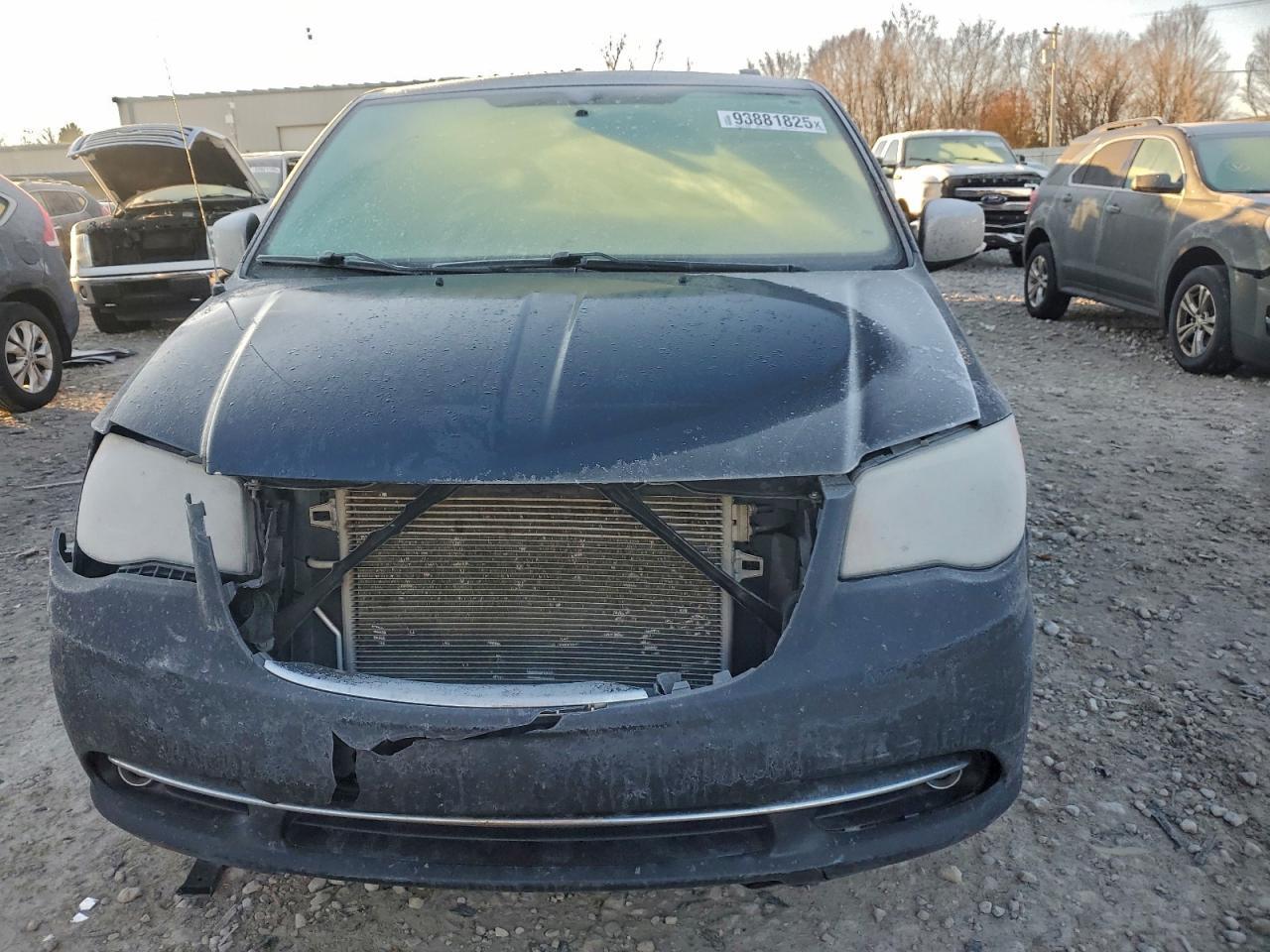 2014 Chrysler Town & Country Touring L - Image 5