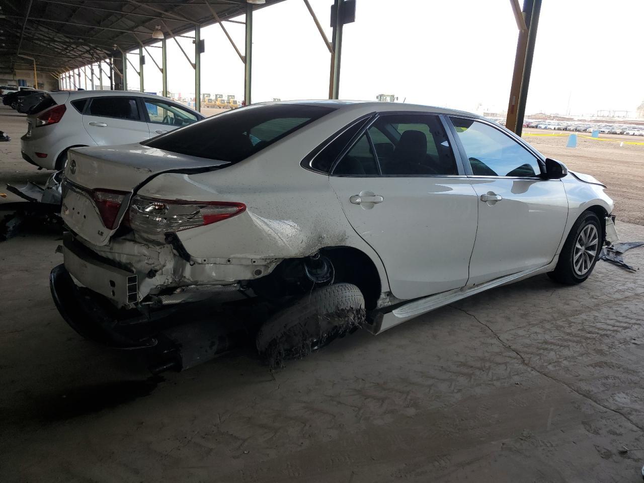 2016 Toyota Camry Le - Фото 3