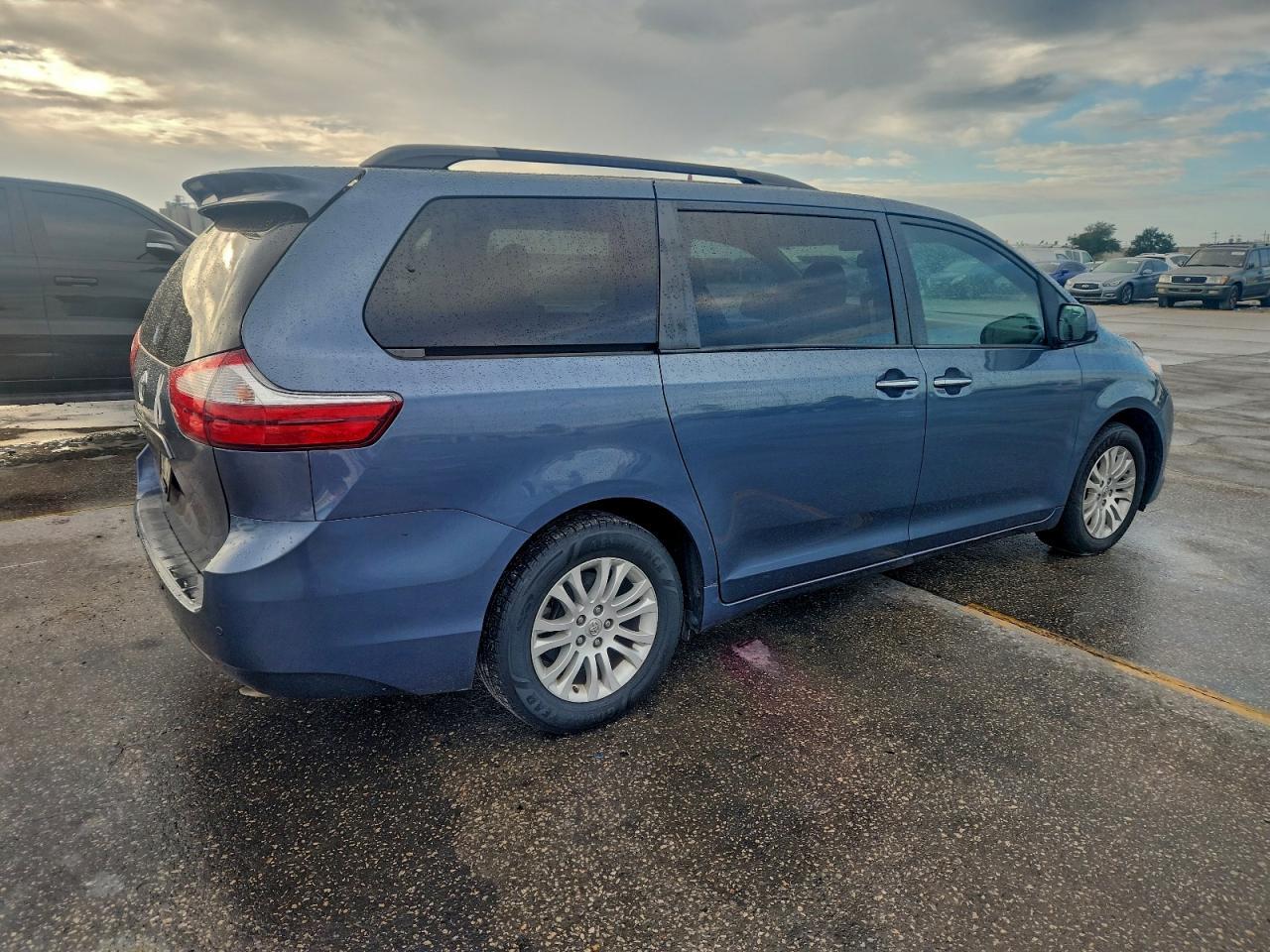 2015 Toyota Sienna - Image 3