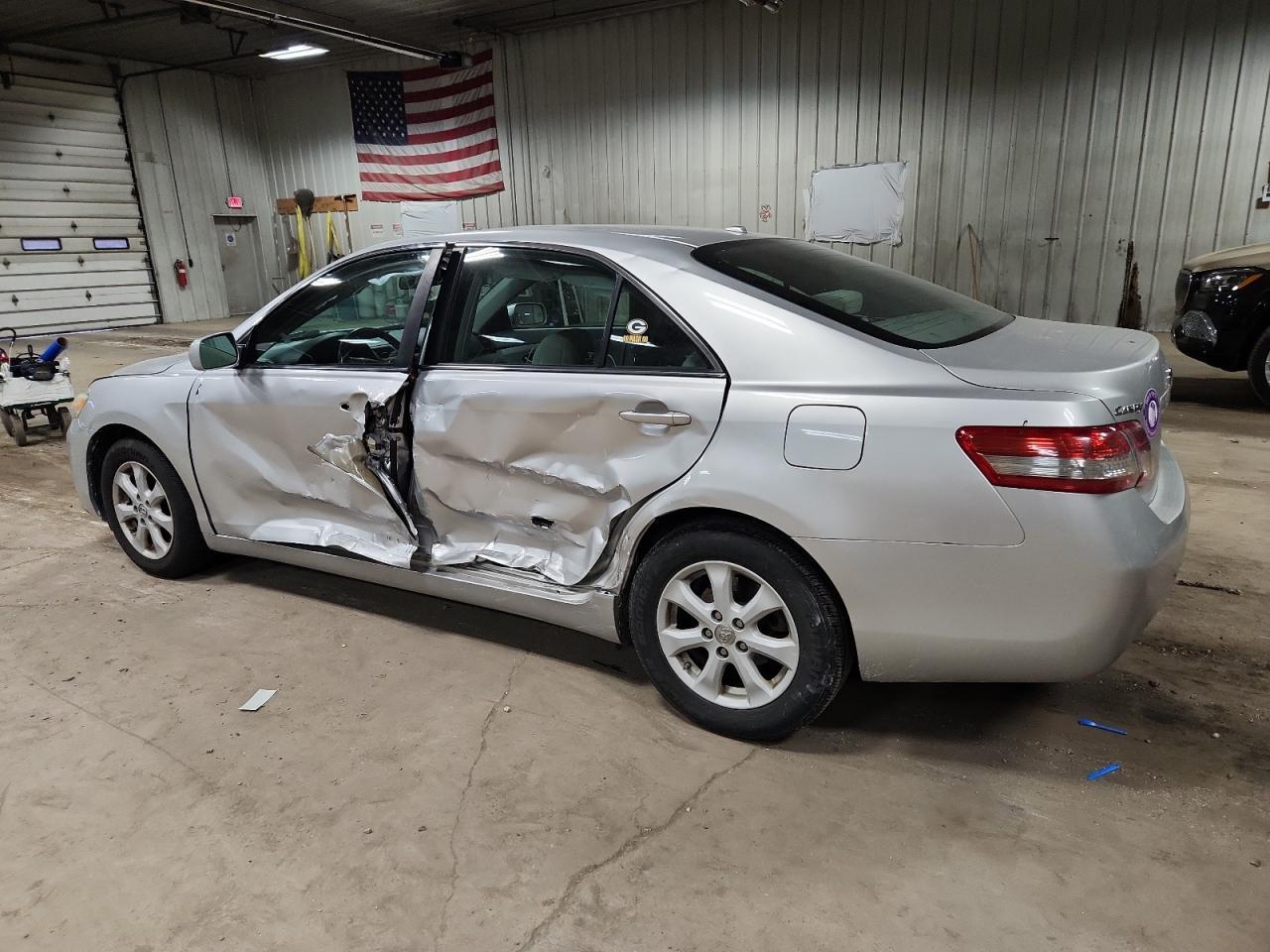 2010 Toyota Camry Base - Фото 2