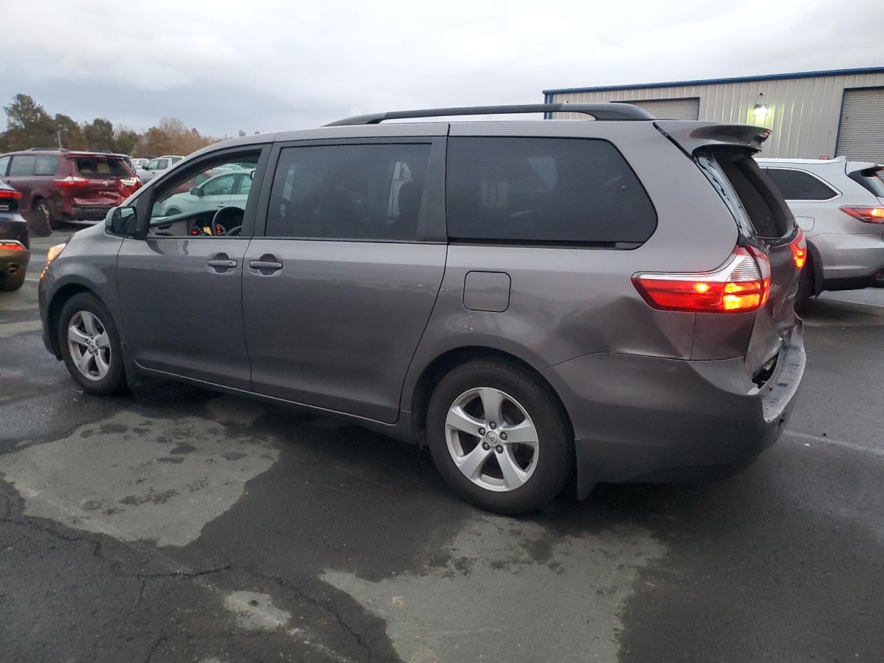 2017 Toyota Sienna Le - Фото 2