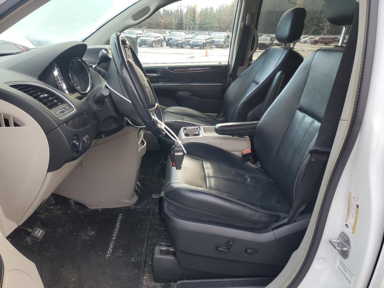 2014 Chrysler Town & Country Touring - Фото 7