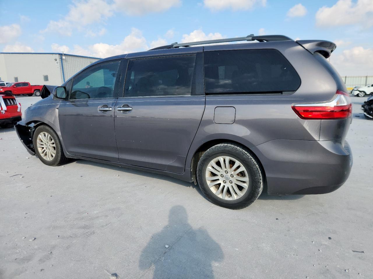 2016 Toyota Sienna Xle - Image 2