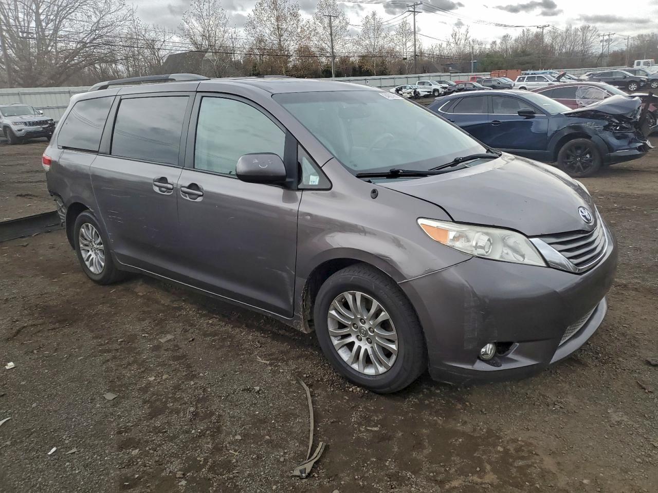 2013 Toyota Sienna Xle - Фото 4