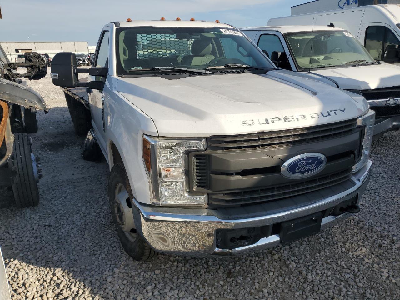 2018 Ford F350 Super Duty Flatbed Truck - Фото 4