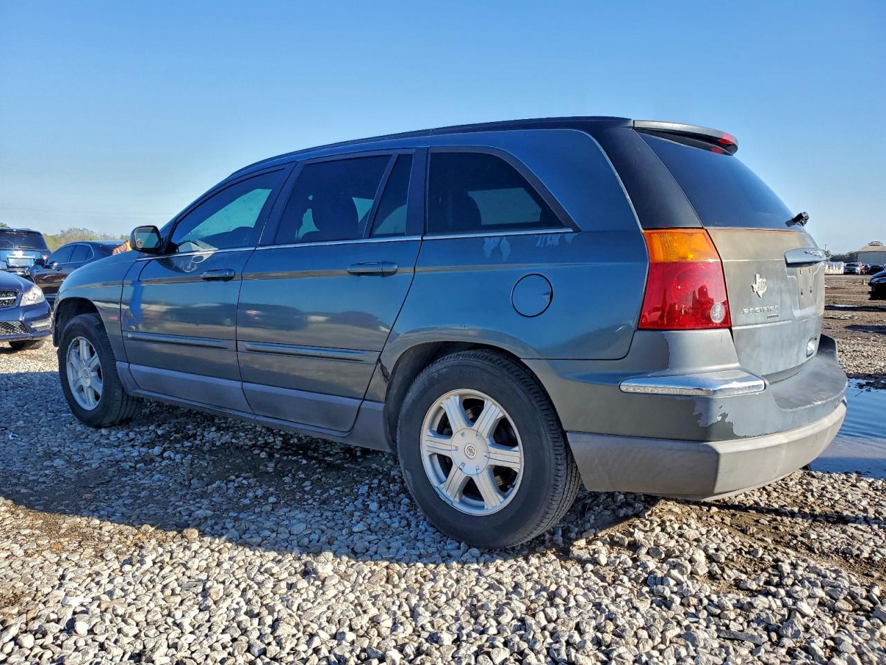 2005 Chrysler Pacifica Touring - Image 2