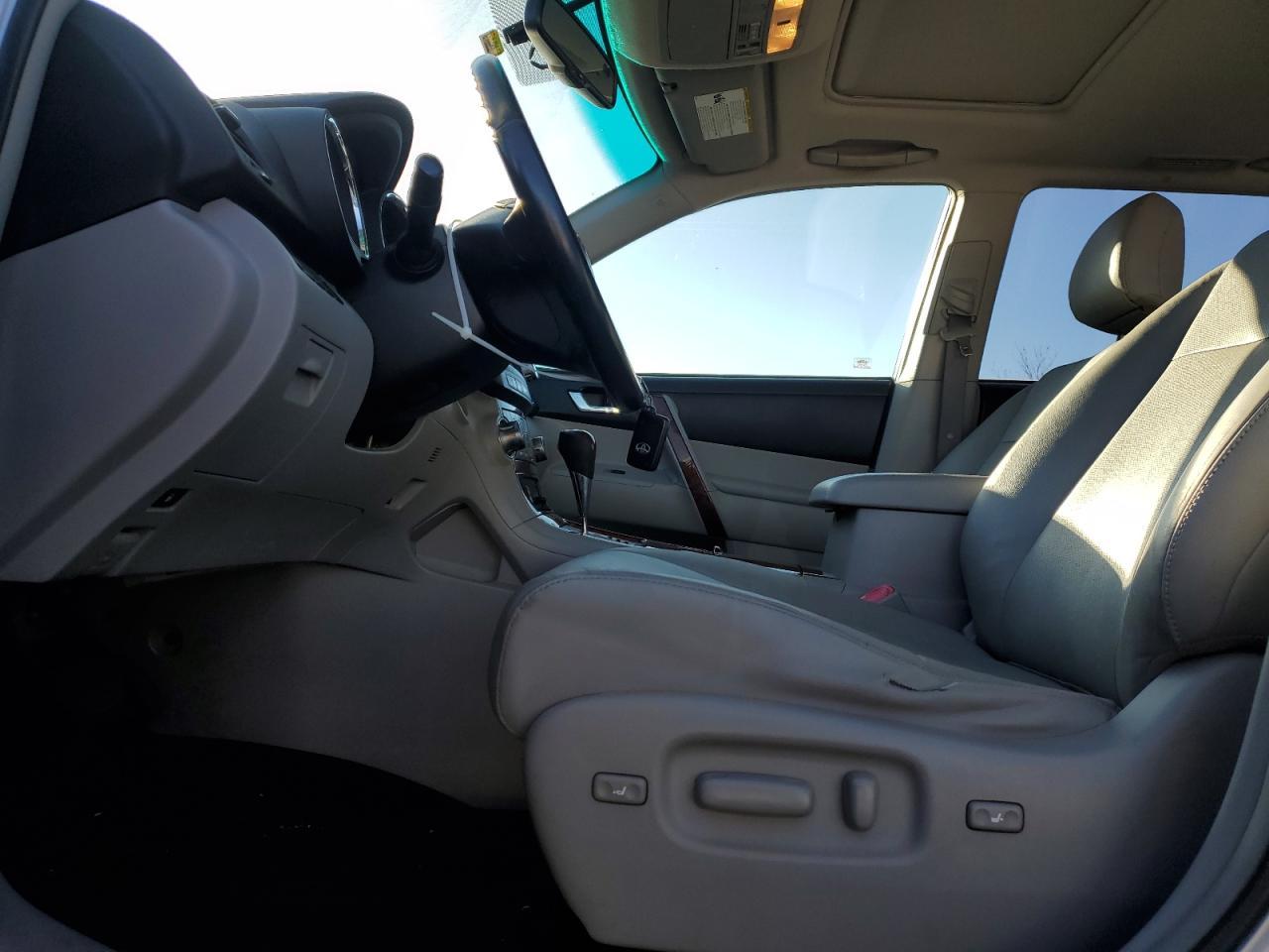 2011 Toyota Highlander Hybrid Limited - Image 7