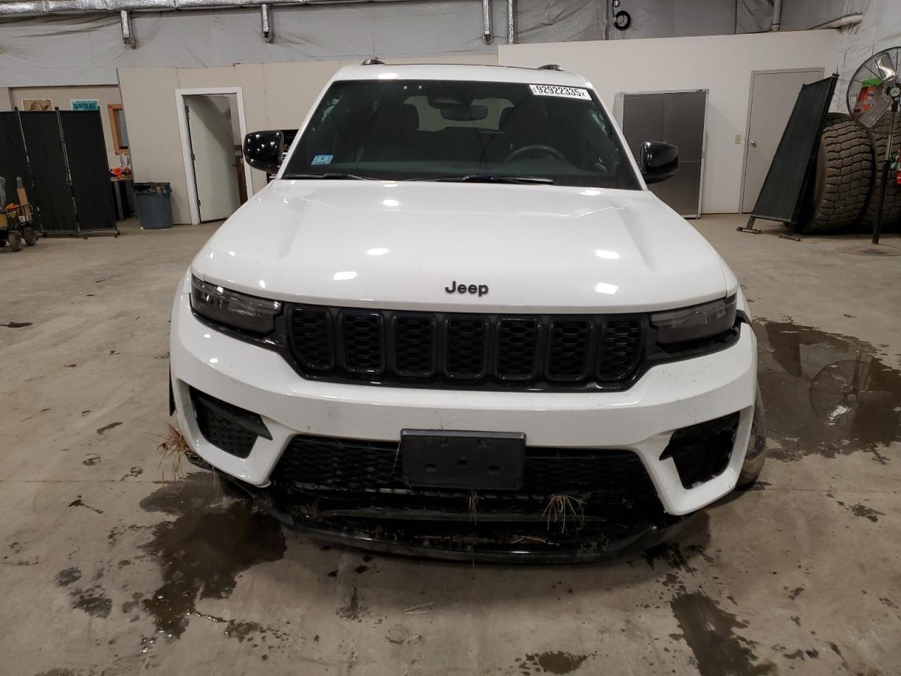 2023 Jeep Grand Cherokee Laredo - Image 5