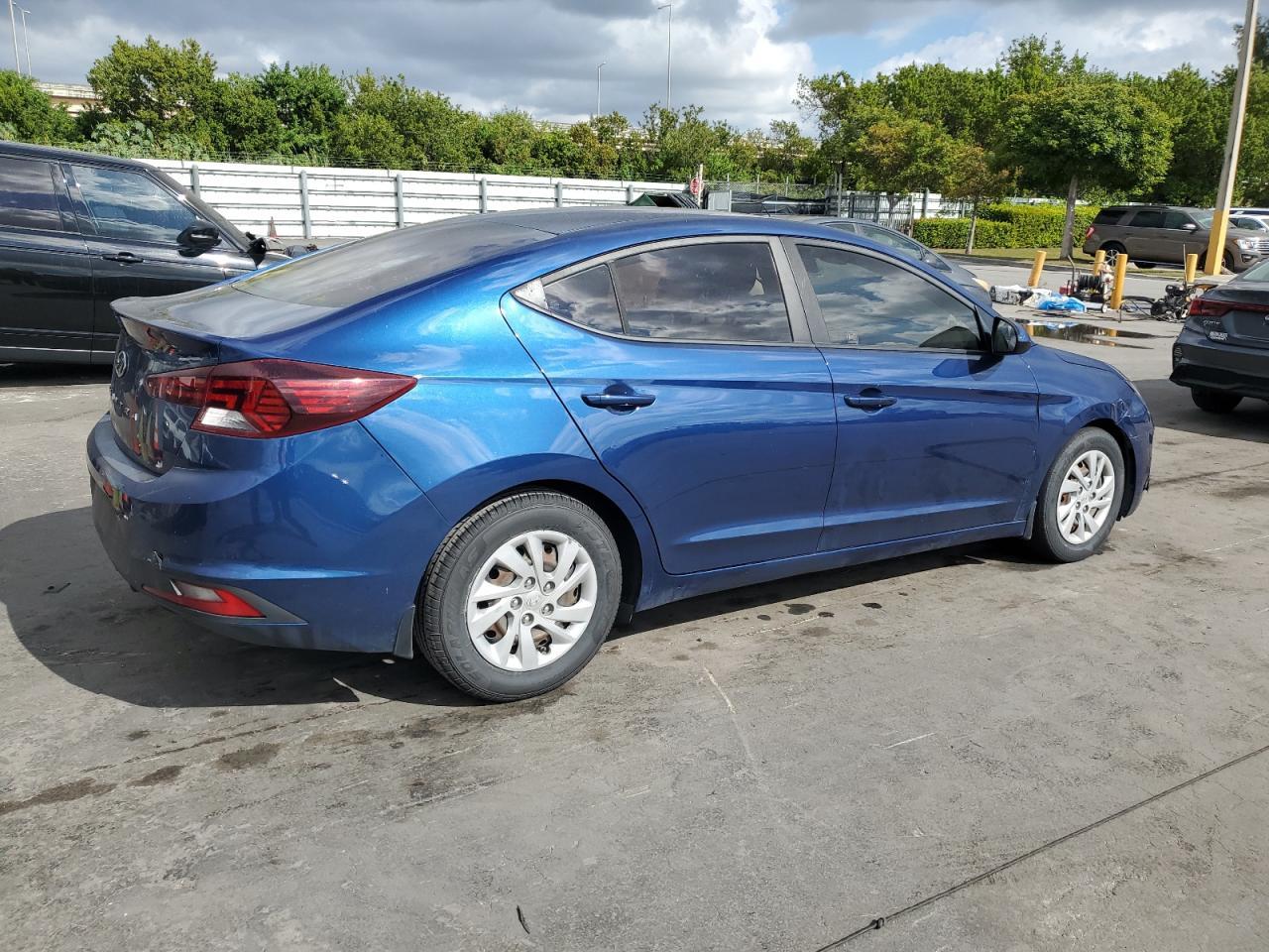 2020 Hyundai Elantra Se - Image 3