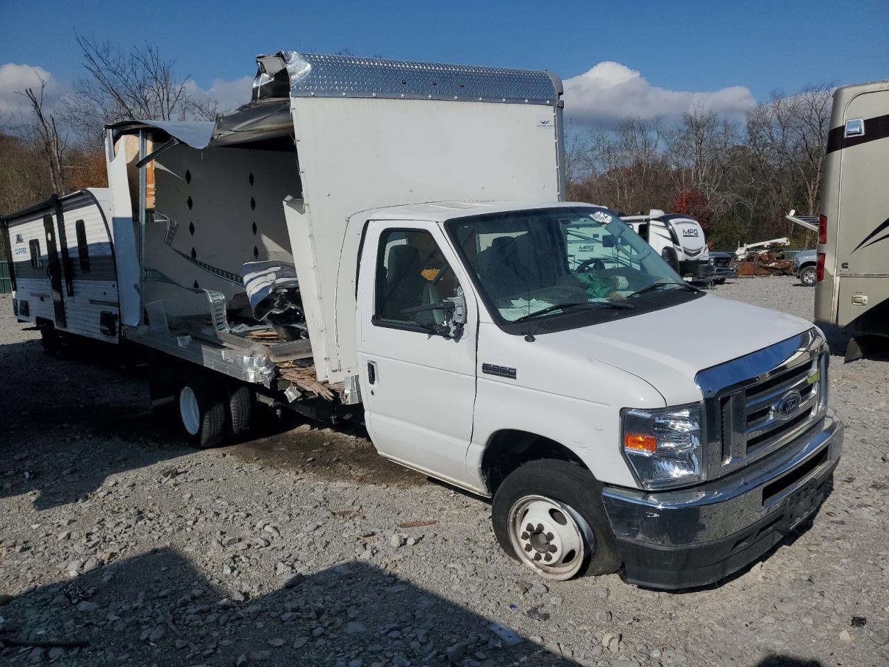 2022 Ford E350 Box Truck - Фото 4