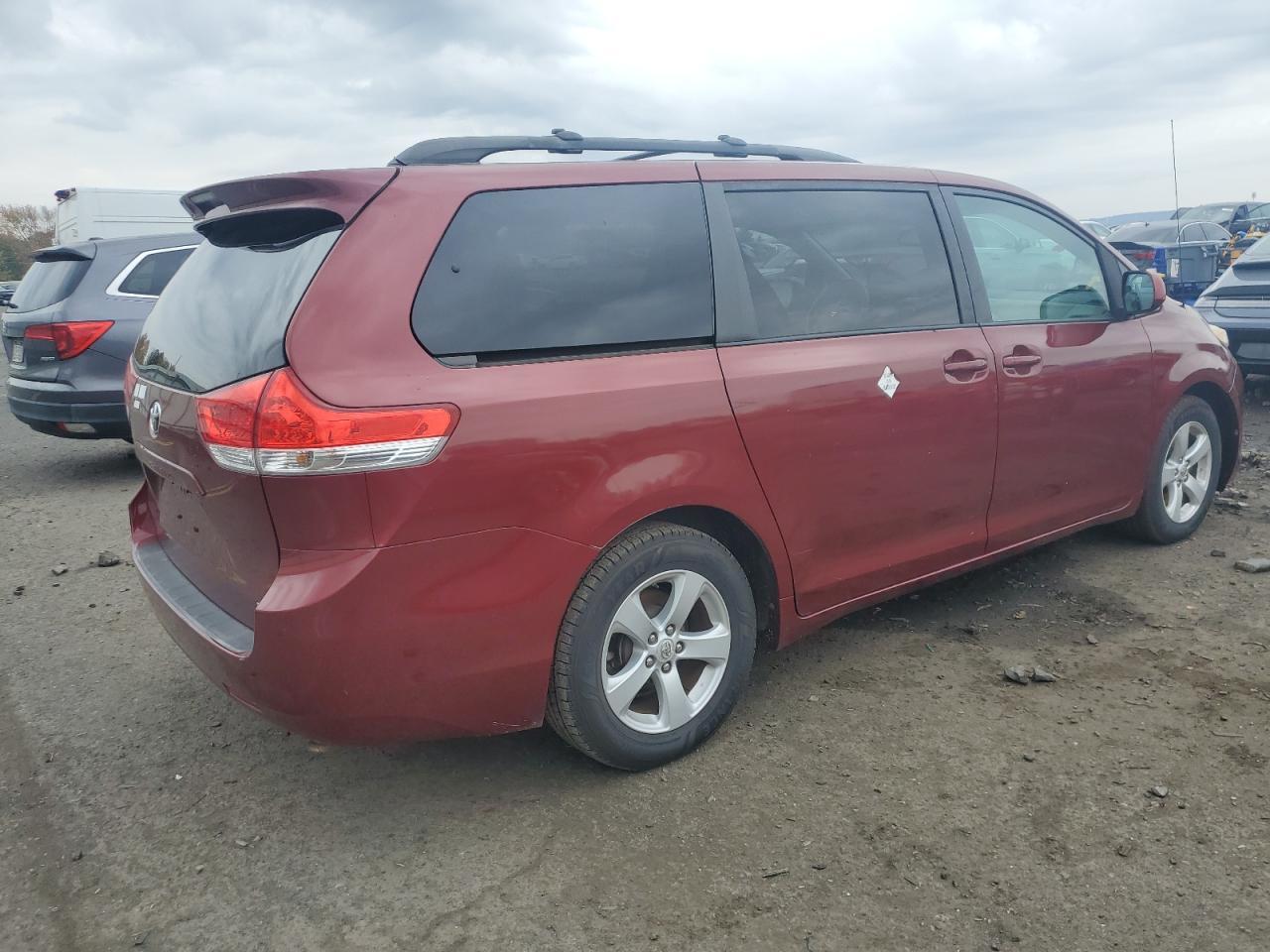 2011 Toyota Sienna Le - Фото 3