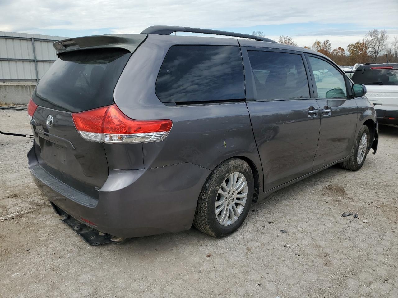 2013 Toyota Sienna Xle - Image 3