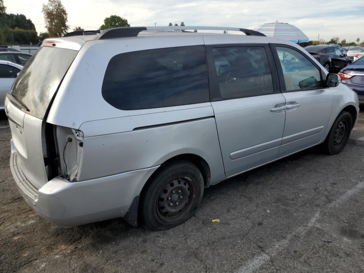 2012 Kia Sedona Lx - Фото 3