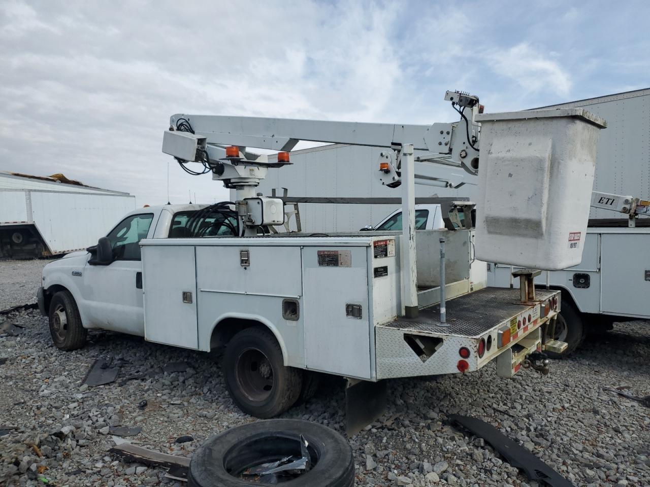 2007 Ford F350 Super Duty Bucket Truck - Image 2