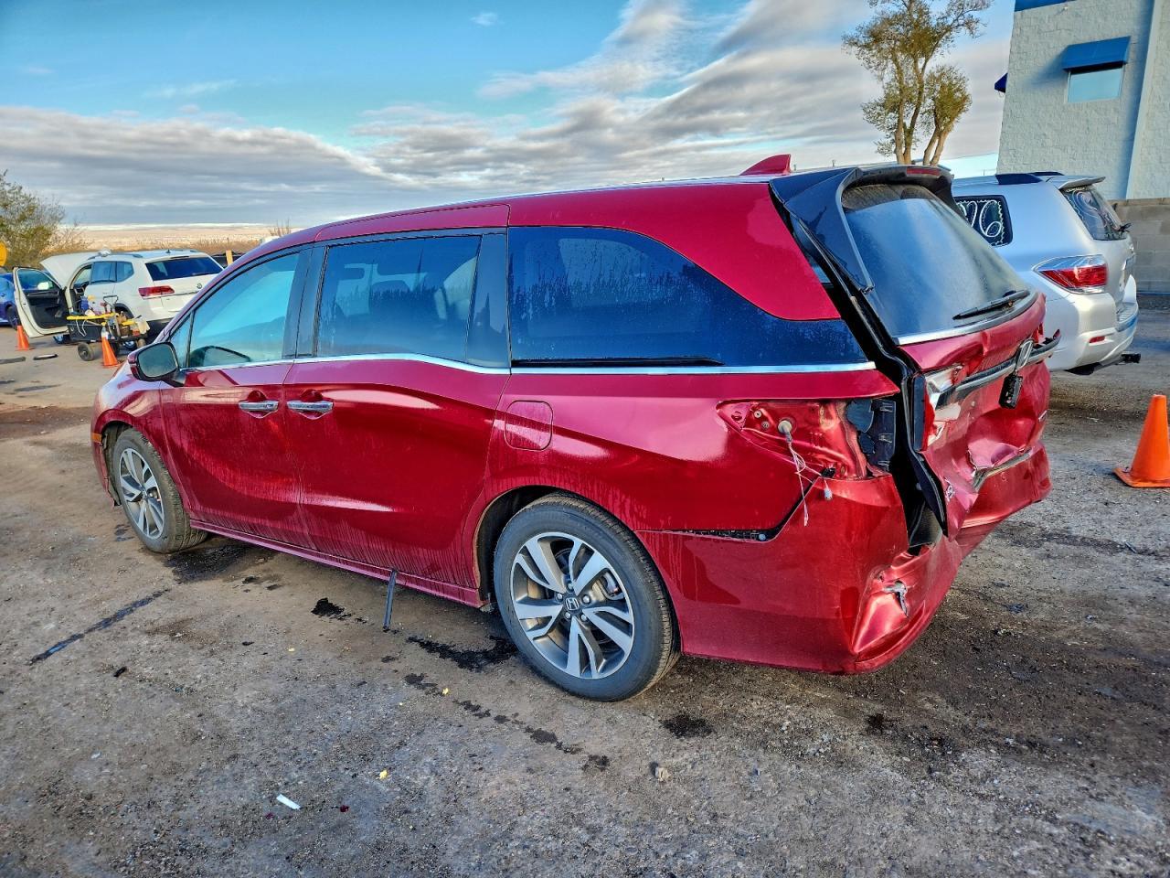 2024 Honda Odyssey Touring - Image 2