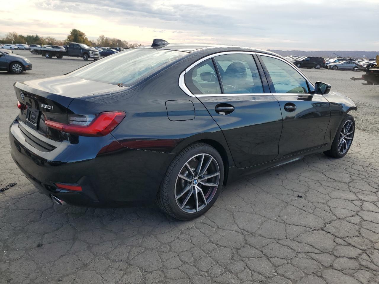2020 BMW 330Xi - Фото 3