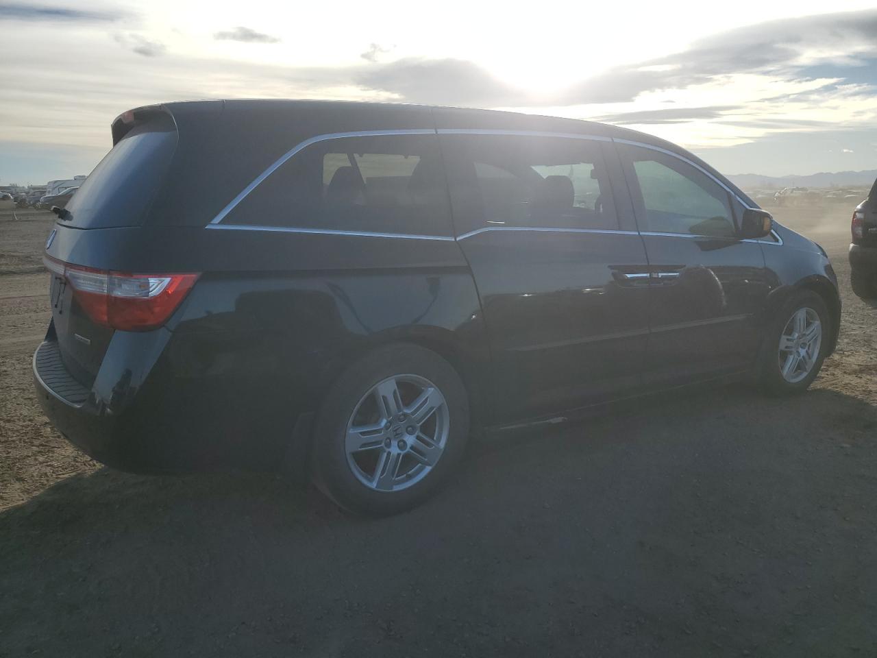 2011 Honda Odyssey Touring - Image 3