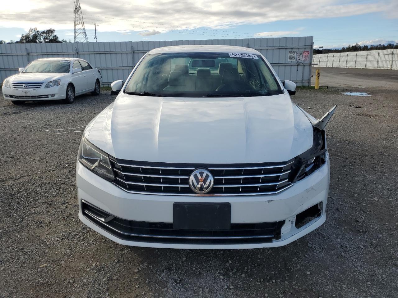 2017 Volkswagen Passat S - Фото 5