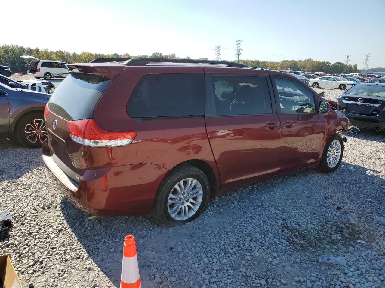 2013 Toyota Sienna Xle - Фото 3