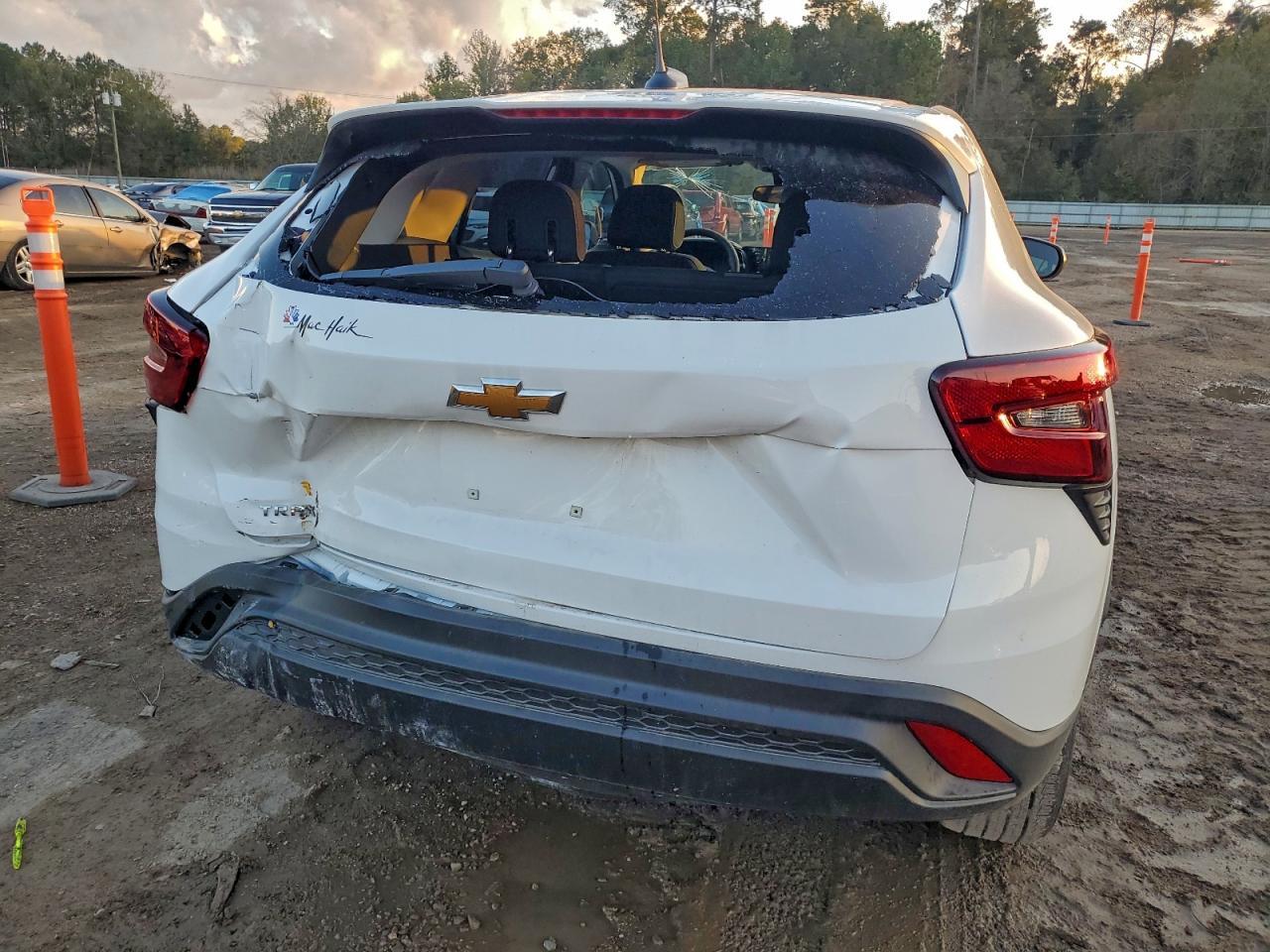 2025 Chevrolet Trax Ls - Image 6