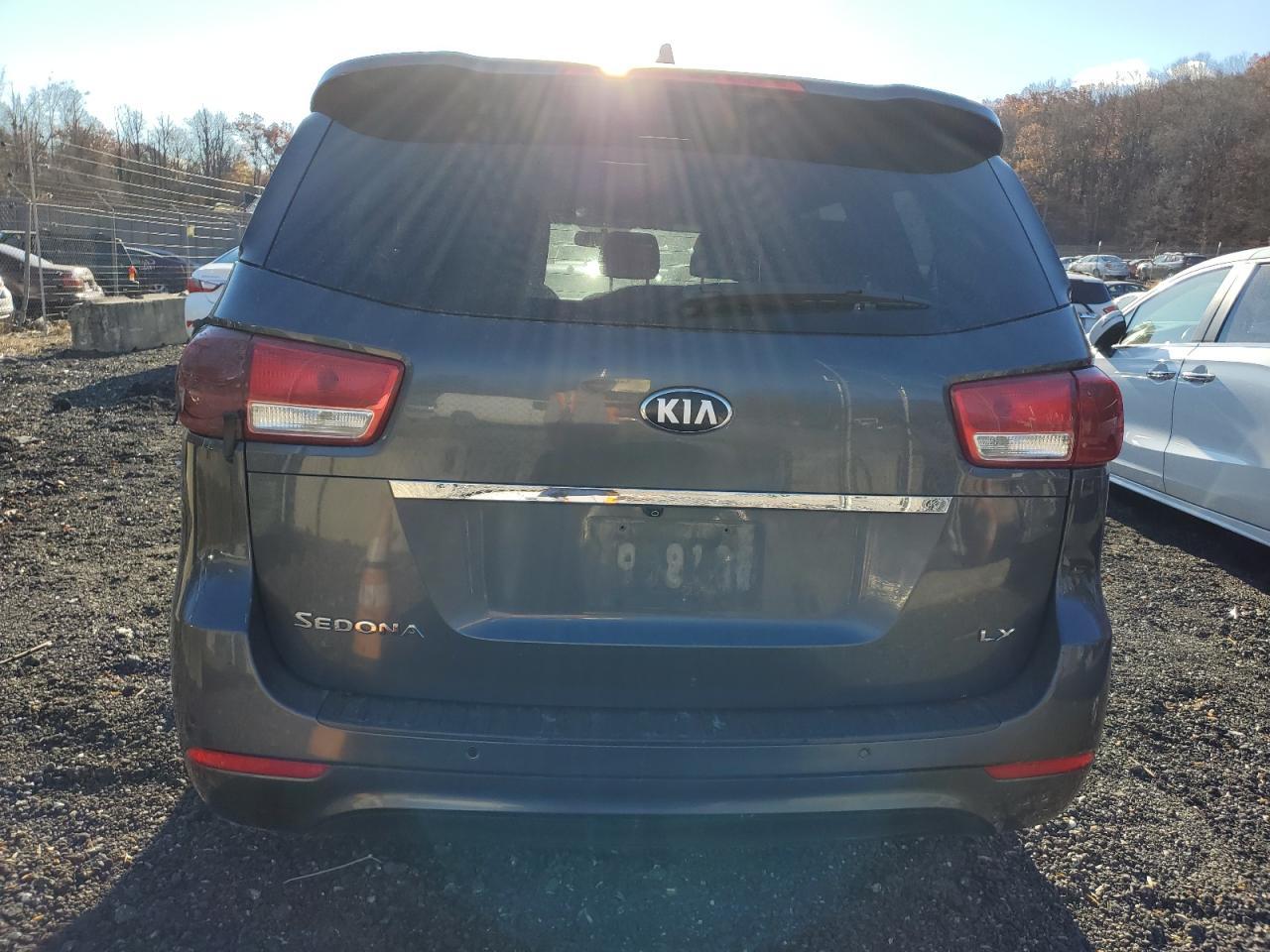 2016 Kia Sedona Lx - Image 6