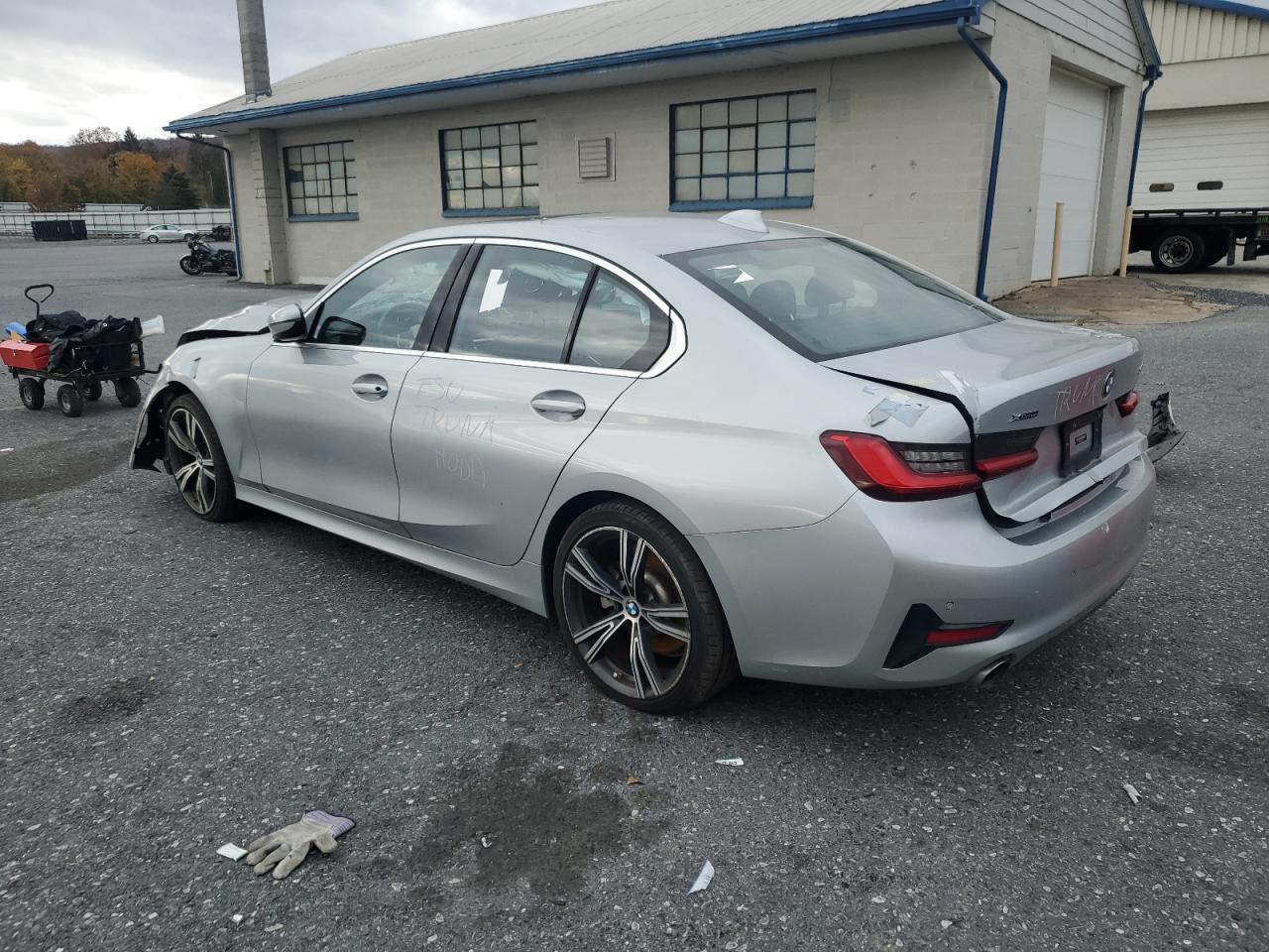 2020 BMW 330Xi - Фото 2
