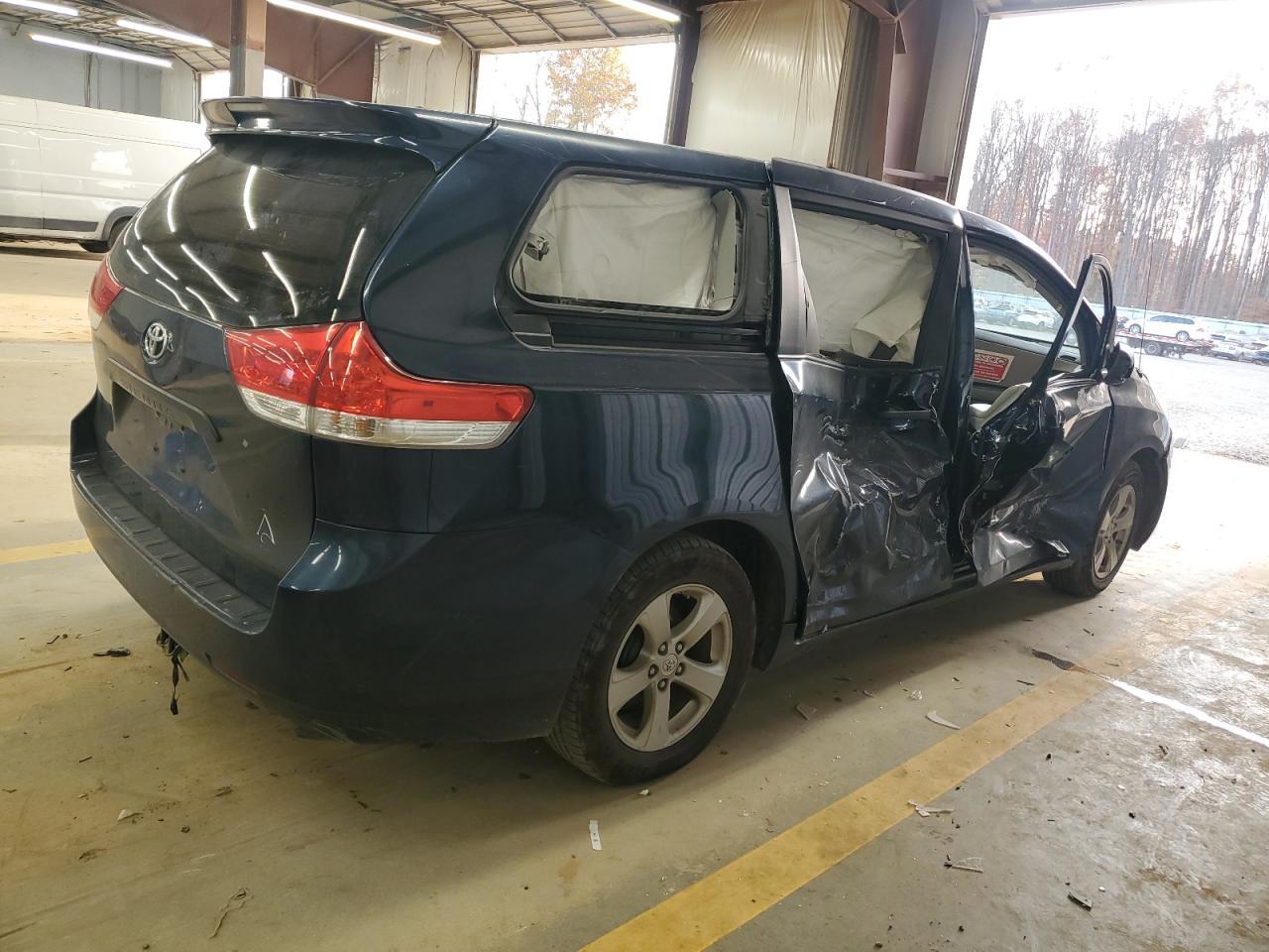 2011 Toyota Sienna - Фото 3