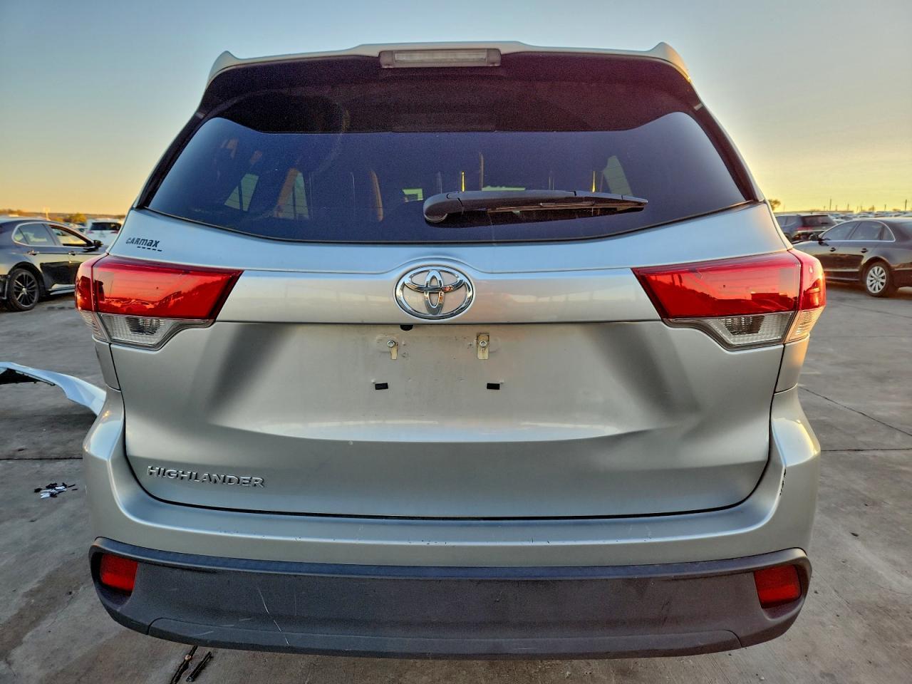 2017 Toyota Highlander Le - Фото 6