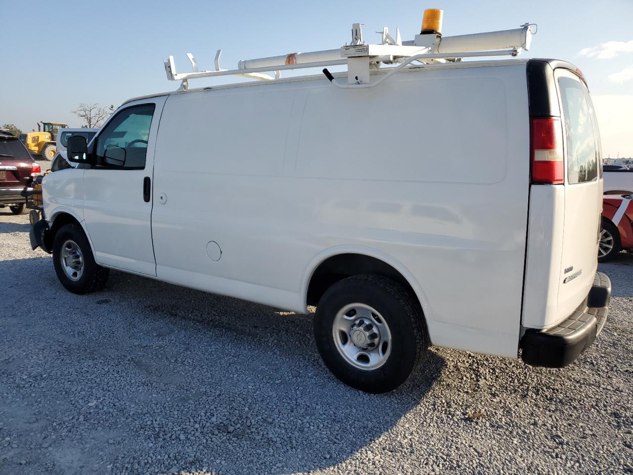 2011 Chevrolet Express 2500 Utility / Service Van - Фото 2