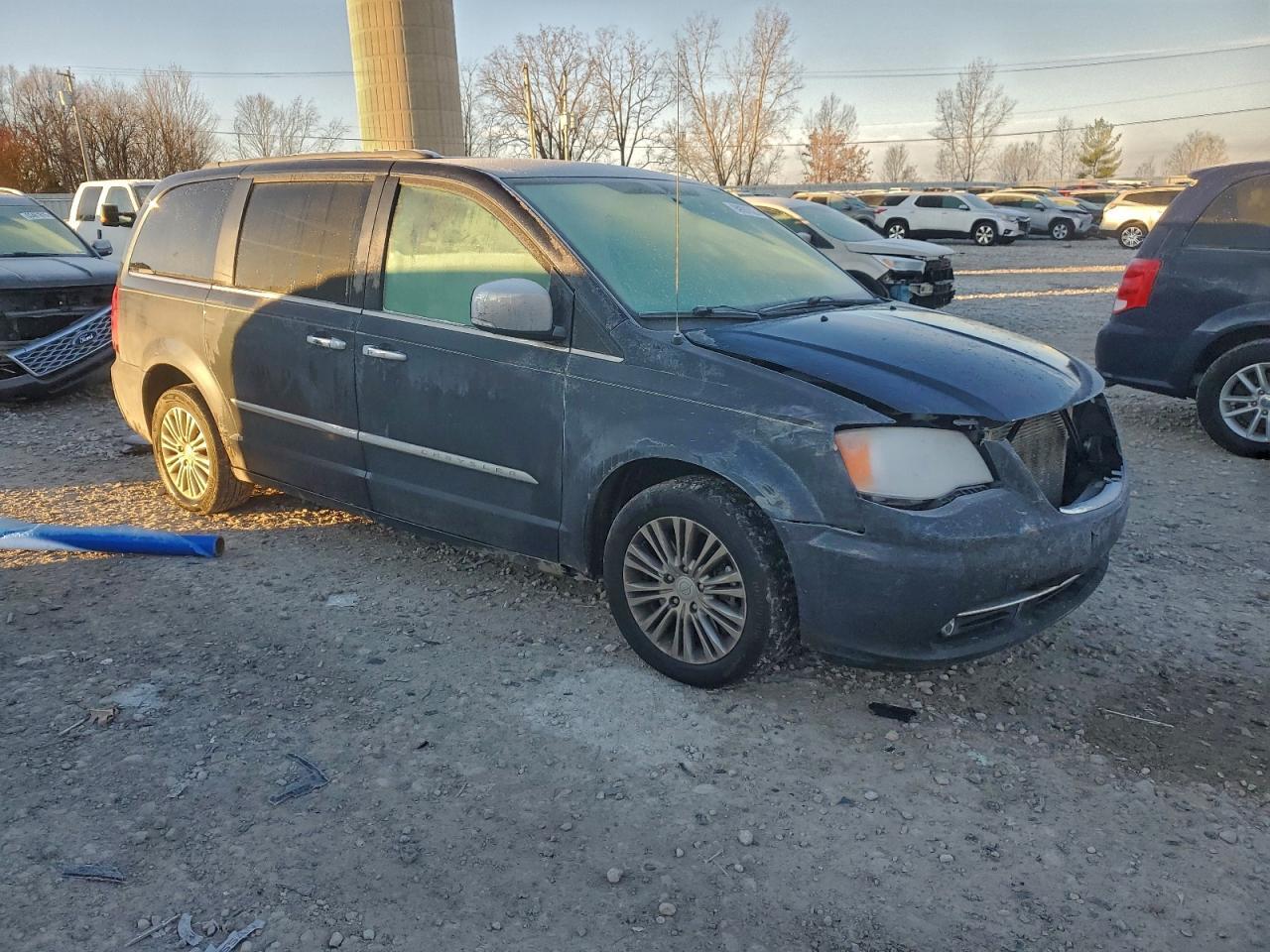 2014 Chrysler Town & Country Touring L - Image 4