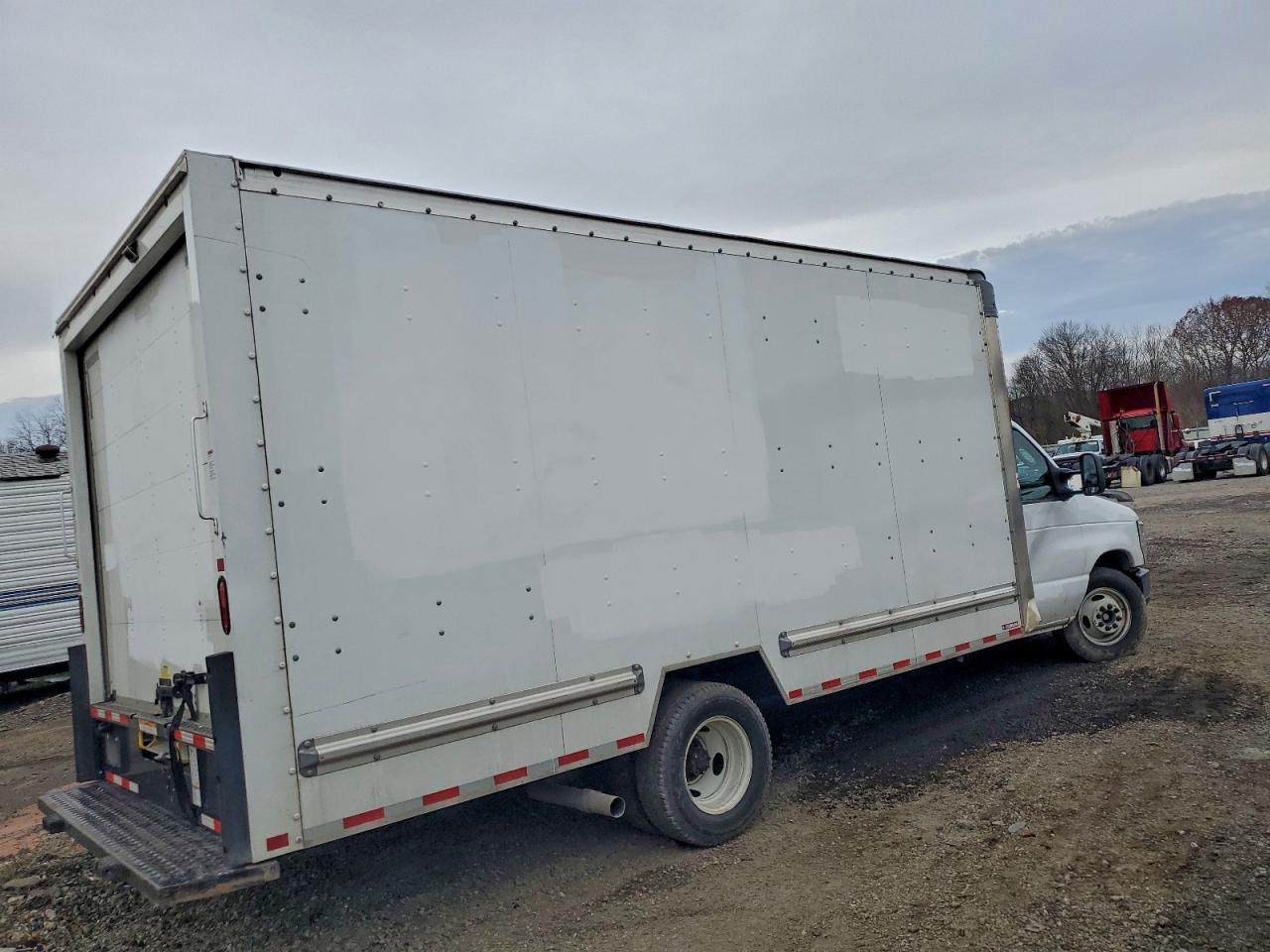 2024 Ford Econoline Box Truck - Фото 3