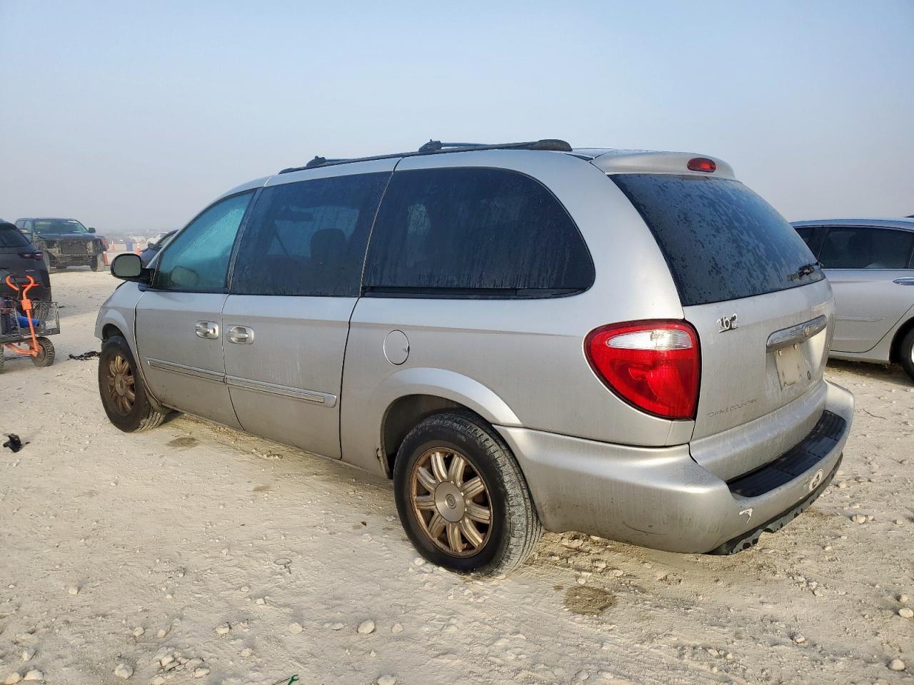 2005 Chrysler Town & Country Touring - Фото 2