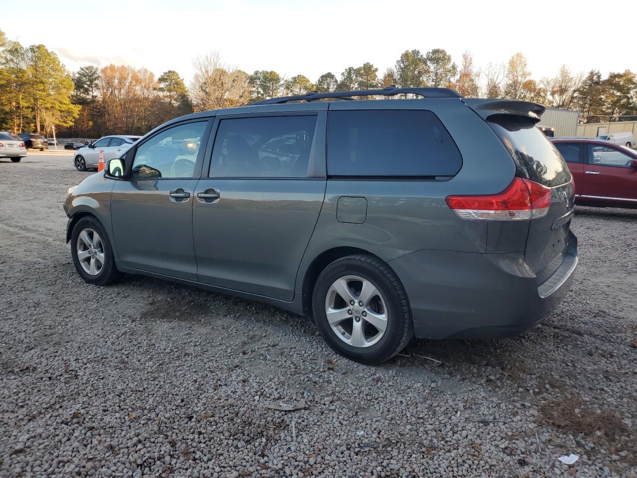 2013 Toyota Sienna Le - Фото 2