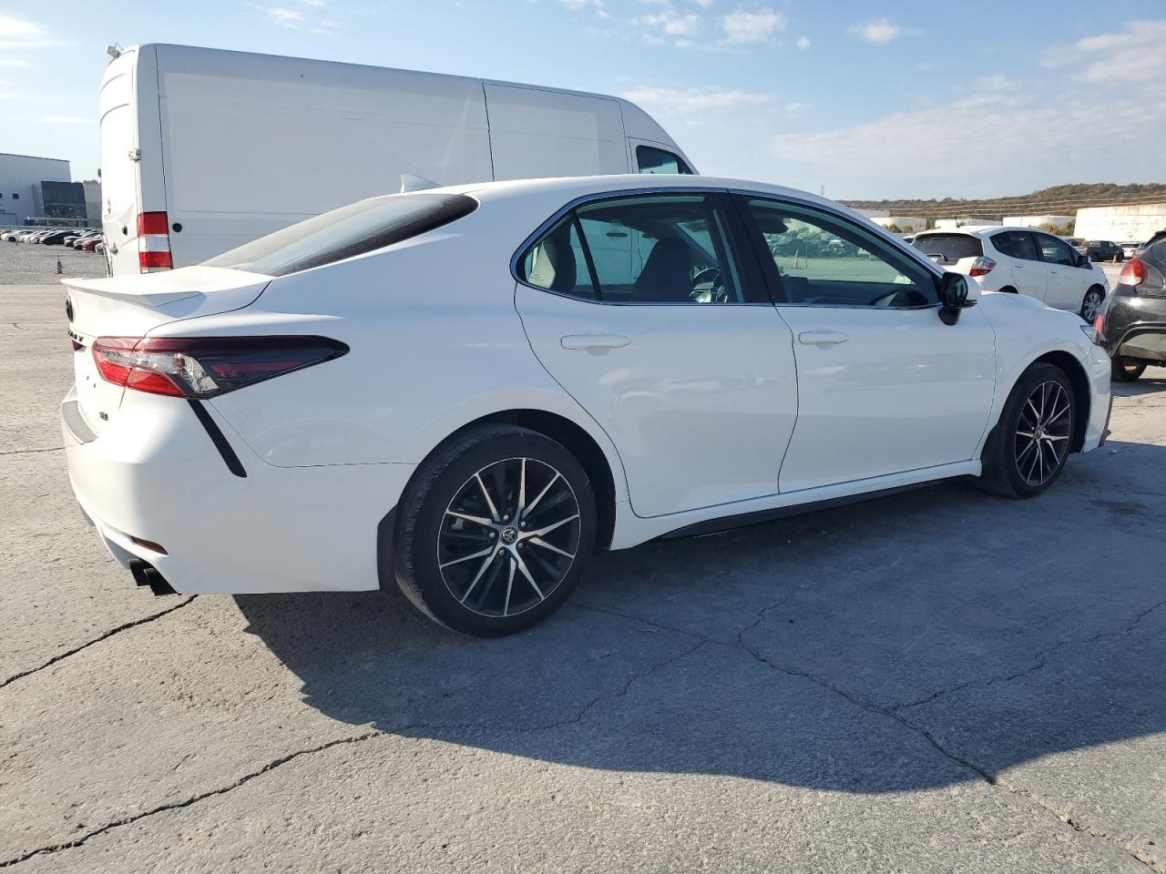 2022 Toyota Camry Se - Фото 3