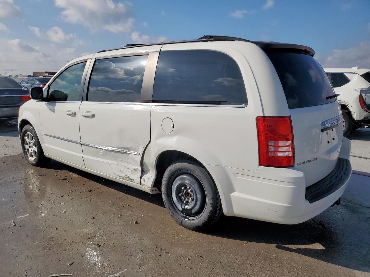 2010 Chrysler Town & Country Touring - Image 2