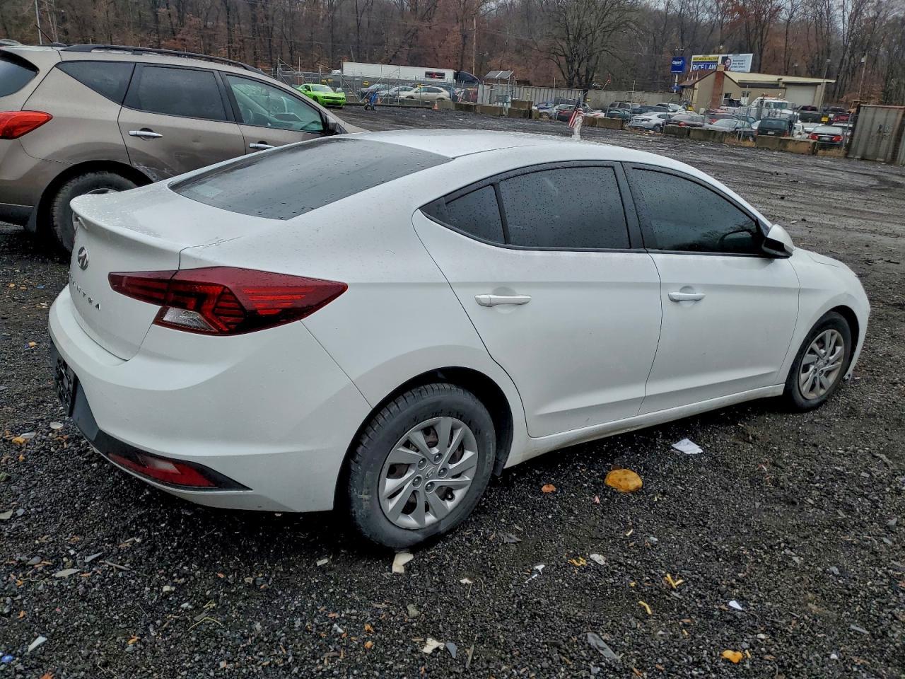 2020 Hyundai Elantra Se - Image 3
