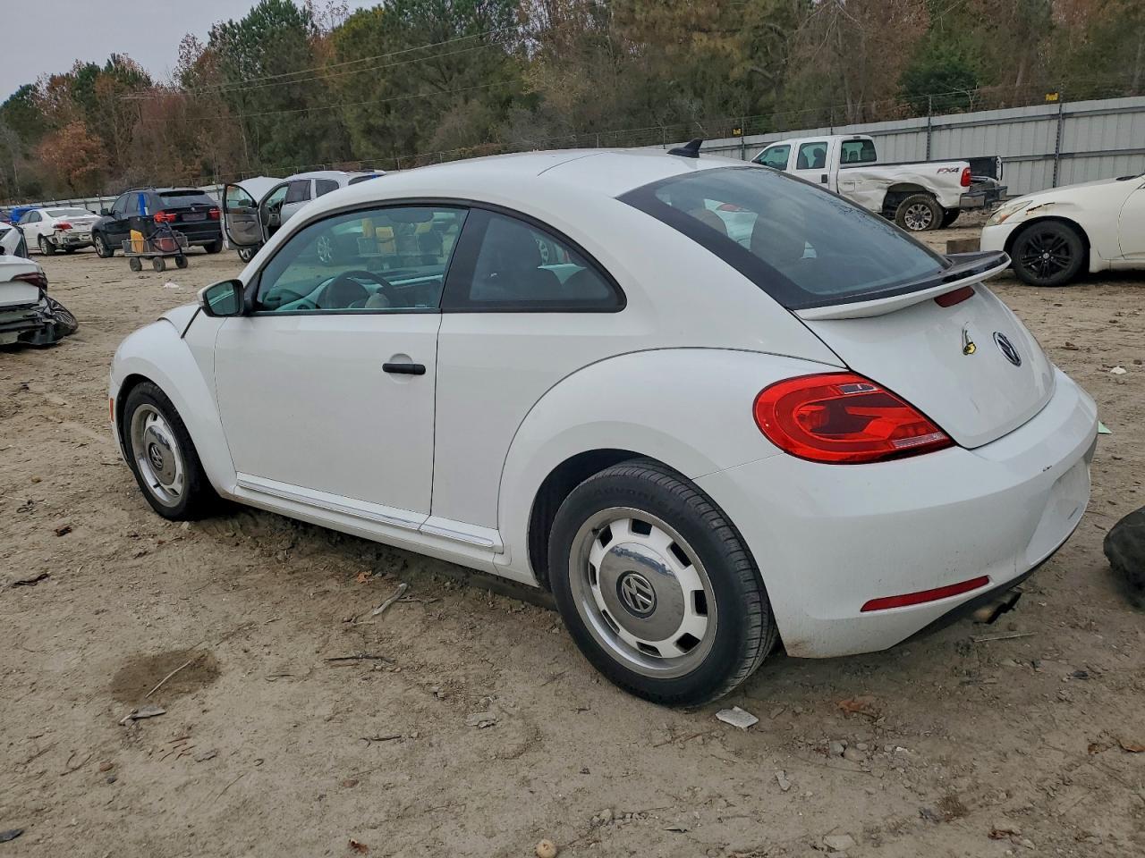2015 Volkswagen Beetle 1.8T - Фото 2