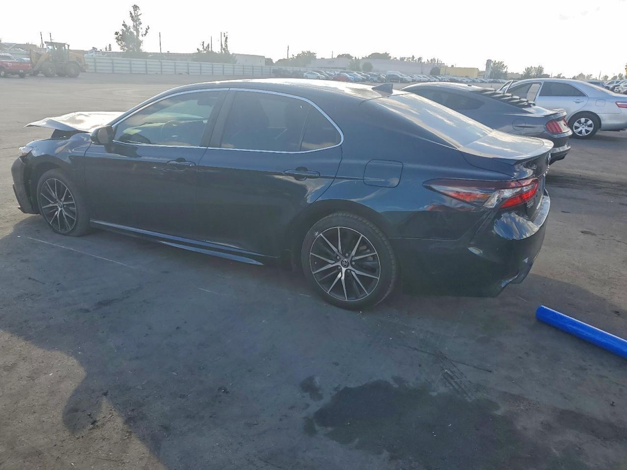 2021 Toyota Camry Se - Фото 2