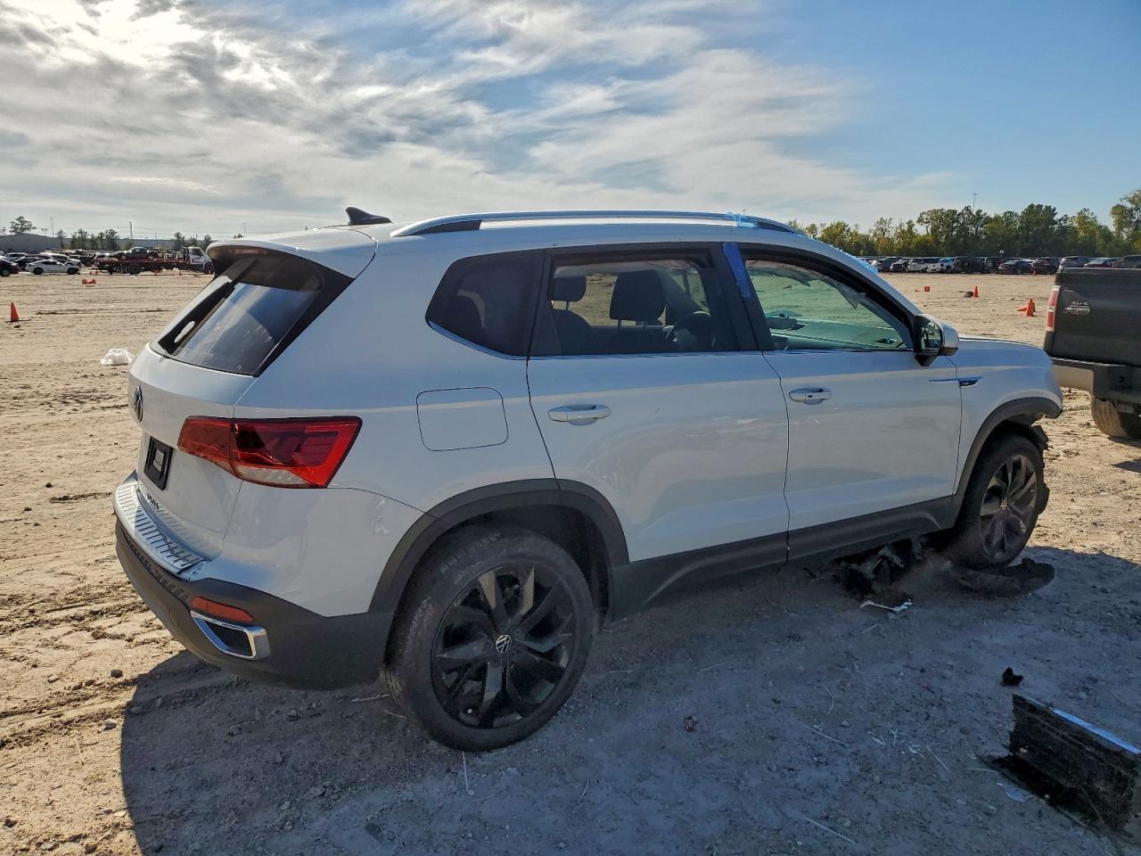 2022 Volkswagen Taos Se - Image 3
