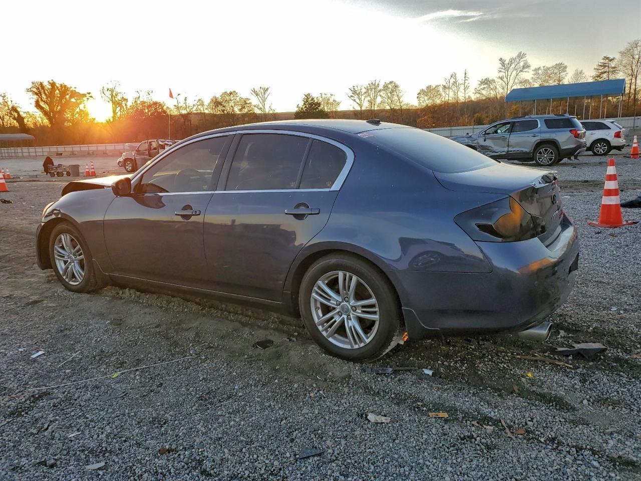 2010 Infiniti G37 - Фото 2