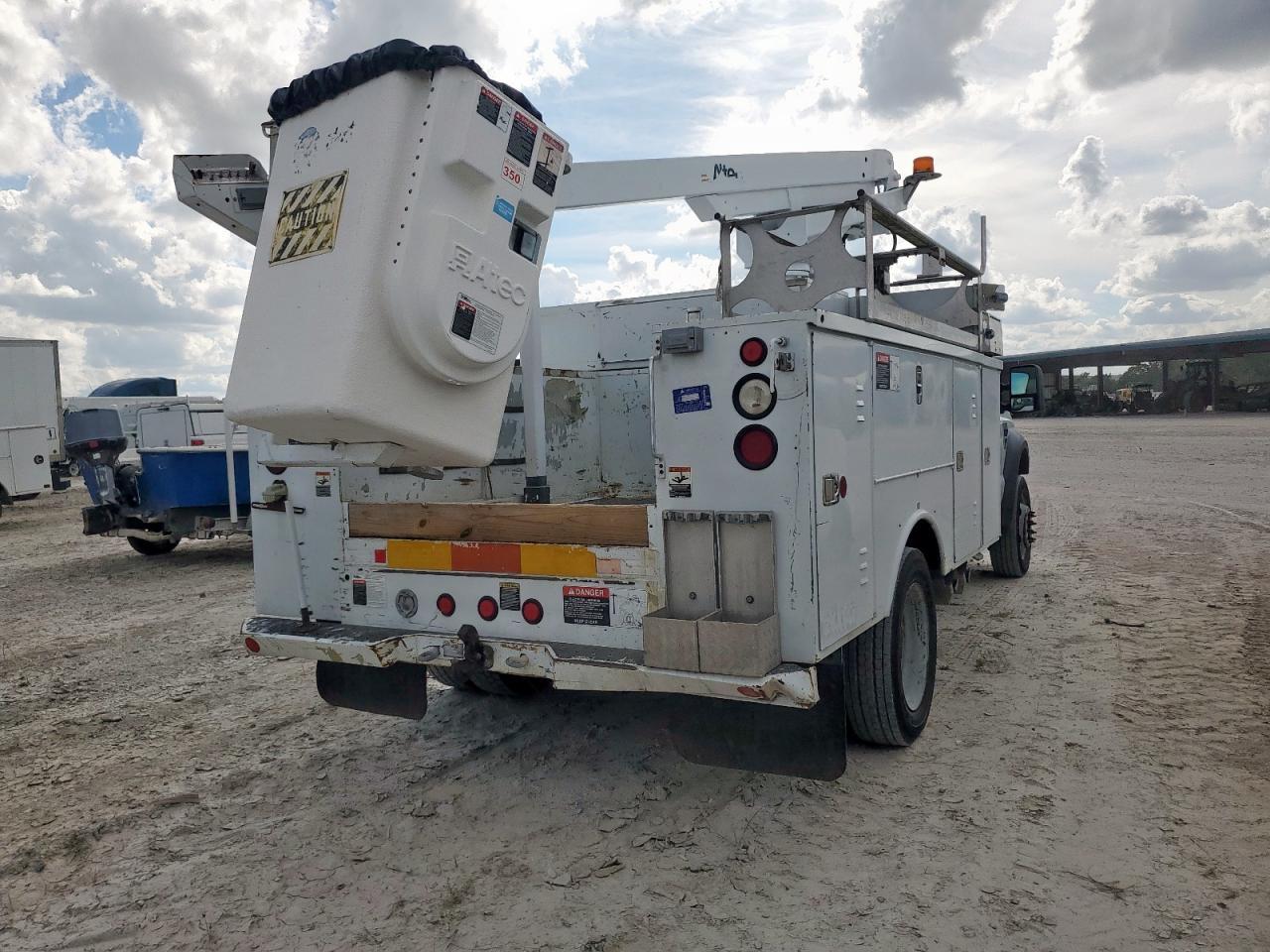 2008 Ford F450 Bucket Truck - Image 3